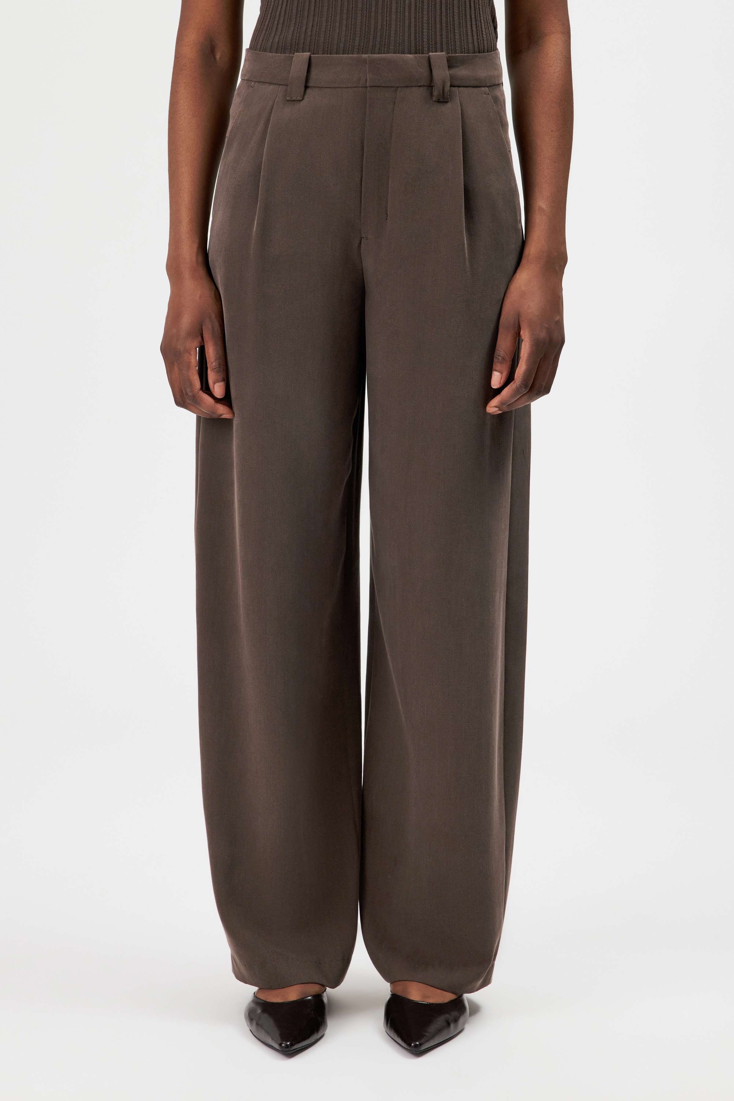 DRYKORN CRAWL Bundfaltenhose in fließendem Twill in braun, Größe 29x32